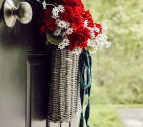 cmo hacer una cesta de verano, A ade decoraci n veraniega a la puerta de entrada con flores de temporada y cinta