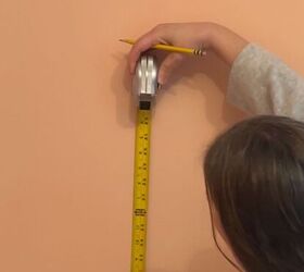 hazlo t mismo en 7 pasos, Mujer sosteniendo una cinta m trica contra una pared rosa