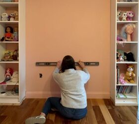 hazlo t mismo en 7 pasos, Mujer sujetando un nivel contra una pared rosa entre dos estanter as