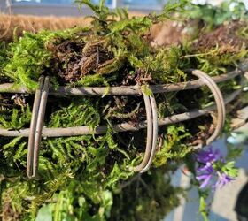 cmo hacer el mejor macetero de pared para tu espacio, Colocaci n de musgo en la parte superior de la jardinera de pared para retener la tierra y las plantas