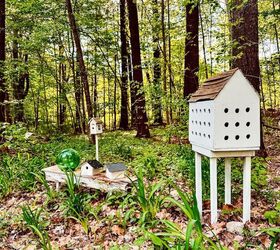 adorada casita para pjaros hecha a mano y restaurada, Birdhouse blanco en el bosque