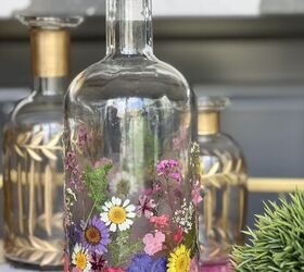 un truco de bricolaje fcil de pantalla de tela a mesa auxiliar, Un proyecto de florero de botella prensada entre otras botellas decorativas