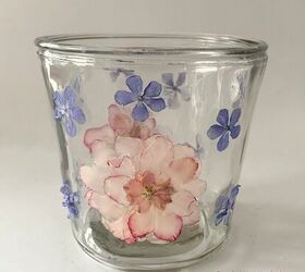 vaso de cristal con flores prensadas planchadas