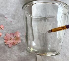 vaso de cristal con flores prensadas planchadas