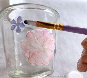 vaso de cristal con flores prensadas planchadas