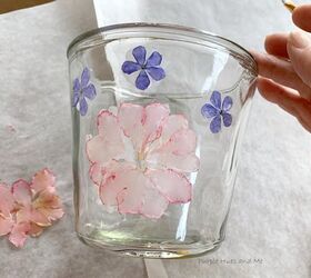 vaso de cristal con flores prensadas planchadas