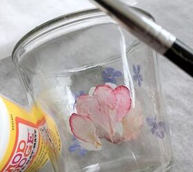 vaso de cristal con flores prensadas planchadas