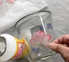 vaso de cristal con flores prensadas planchadas