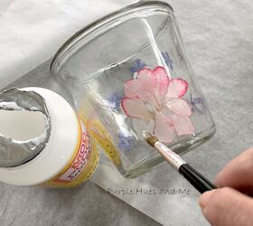 vaso de cristal con flores prensadas planchadas