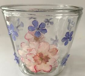 vaso de cristal con flores prensadas planchadas