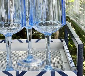 el mejor hack para un increble diy ikea bar cart, Copas de vino azules sobre un carrito de bar de Ikea