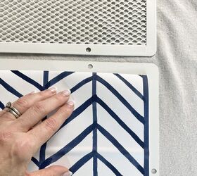 el mejor hack para un increble diy ikea bar cart, Aplicaci n de un trozo de papel pintado en uno de los estantes del carrito Ikea