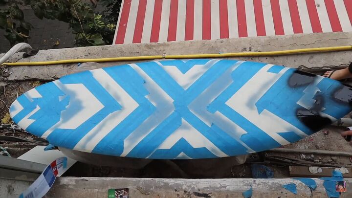 how to paint a surfboard with spray paint, Spray painting the surfboard black