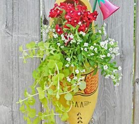 campanilla de viento convertida en zapato de madera reciclado, zapato de madera reciclado plantado con flores