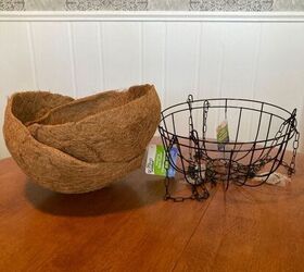 Cómo crear cestas de flores colgantes de imitación para exteriores