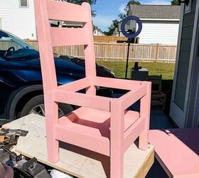 cmo dar a su mesa de juego de los nios un cambio de imagen, sillas pintadas de rosa encima del banco de trabajo en el exterior
