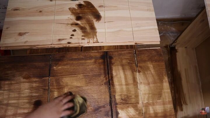 Concentrating the stain in the grooves