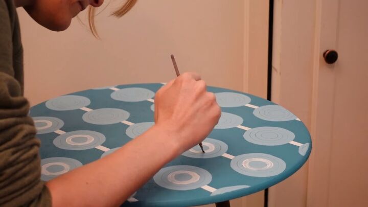 side table makeover, Painting concentric circles on the side table