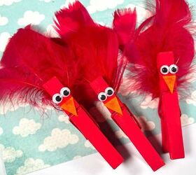 Lindo y colorido pájaro rojo artesanía con plumas