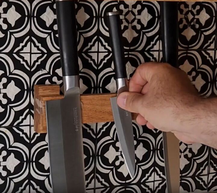 Mounted DIY magnetic knife holder with knives