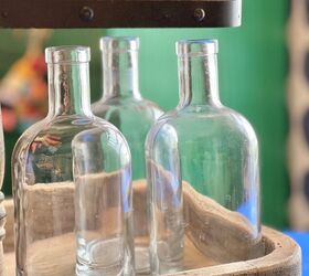 el florero prensado ms fcil de decorar para tu cocina, Tres botellas de vidrio en una bandeja