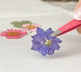 el florero prensado ms fcil de decorar para tu cocina, Cogiendo una flor prensada con pinzas