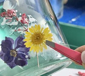 el florero prensado ms fcil de decorar para tu cocina, Aplicaci n de una flor prensada en el lateral del jarr n
