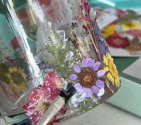 el florero prensado ms fcil de decorar para tu cocina, Aplicando una capa de pegamento sobre las flores prensadas