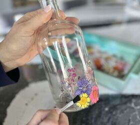 el florero prensado ms fcil de decorar para tu cocina, Aplicando flores a la decoraci n del jarr n en la cocina