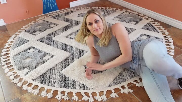 Round rug with tassels