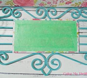 fcil diy pared perchero makeover, pegando los bordes del papel scrapbook para crear un borde