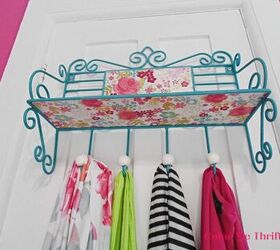 fcil diy pared perchero makeover, DIY pintado con spray y decoupage estante floral con ganchos de ropa cambio de imagen 3