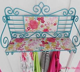 fcil diy pared perchero makeover, DIY pintado con spray y decoupage estante floral con ganchos de ropa cambio de imagen