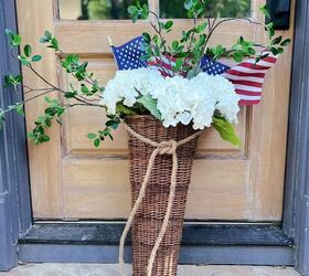 diy cesta patritica, Banderas en una cesta para puerta con hortensias blancas y tallos verdes perfecta para las patri ticas vacaciones de verano