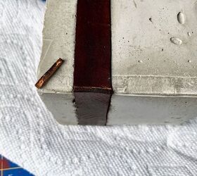 haga un tope de puerta de cemento con una incrustacin de cuero, bloque de cemento con cuero envuelto alrededor