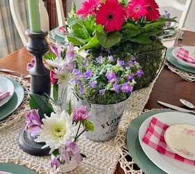 centro de mesa fcil con flores anuales, Centro de mesa para el D a de la Madre con Gerberas rosa brillante y flores moradas