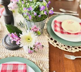 centro de mesa fcil con flores anuales, Centro de mesa y manteler a para el D a de la Madre con servilletas de cuadros rosas y blancas