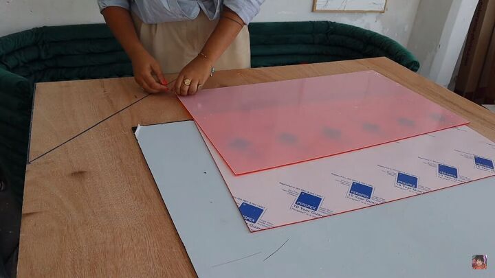 diy plexiglass table, Removing the stickers from the plexiglass