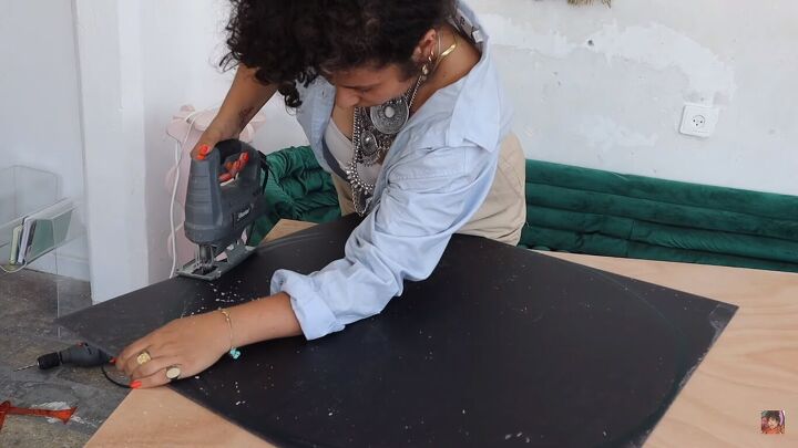 diy plexiglass table, Cutting out the round tabletop with a jigsaw