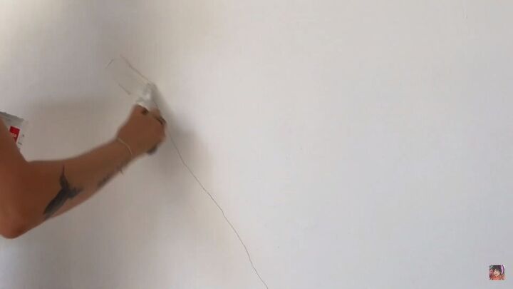 hand painted accent wall, Filling in a crack in the wall