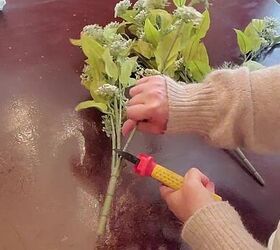 guirnalda sencilla de verano sin alambre, Cortando tallos de flores de imitaci n con cortador de alambre