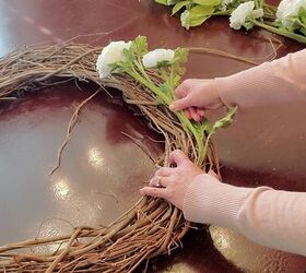 guirnalda sencilla de verano sin alambre, A adir el primer tallo floral de imitaci n a la corona