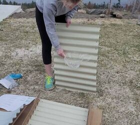 las mejores camas levantadas del jardn y cmo construirlos, Chica pelando la capa protectora de uno de los paneles para un bancal elevado
