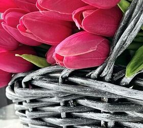 maceta flor de lis fcil con arcilla secada al aire, Una cesta de mimbre pintada con tulipanes rosas