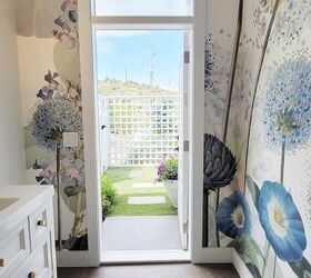 el mejor papel pintado de jardn para disfrutar del aire libre, Polvera con mural de flores azules a gran escala y puerta abierta al jard n exterior