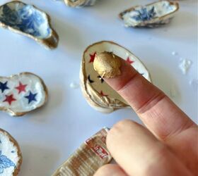 conchas de mar con mod podge para decoracin, frotar y pulir oro en el dedo para el detalle de la concha