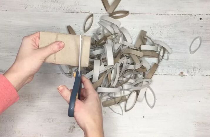 How to make a wreath out of toilet paper rolls