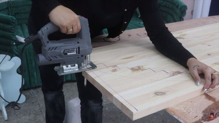 diy flow wall desk dupe, Cutting out the tabletop with a jigsaw