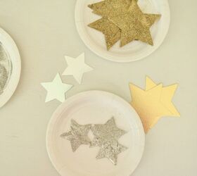 diy varitas de estrellas para el 4 de julio, Cubre las estrellas con purpurina