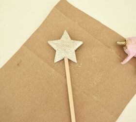 diy varitas de estrellas para el 4 de julio, Coloca la segunda estrella en la clavija